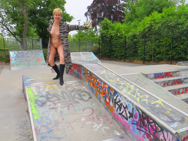 ModestyAblazeSkateboard2